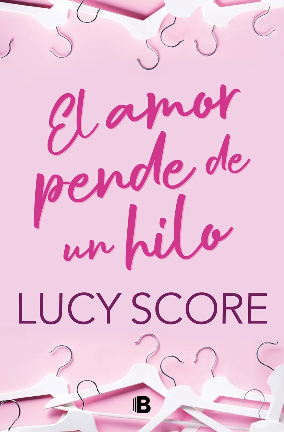 Portada del libro El amor pende de un hilo de Lucy Score – Romance de oficina enemies to lovers